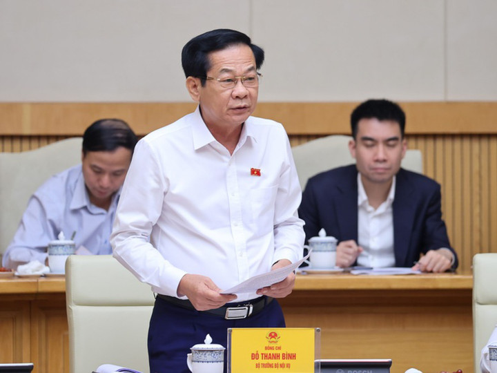 Bộ trưởng Bộ Nội vụ Đỗ Thanh Bình báo cáo tại phiên họp. (Ảnh: VGP)