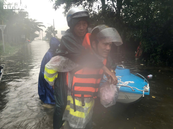 Công an TP Huế suốt ngày đêm kề vai sát cánh cùng người dân trong mưa lũ - 3