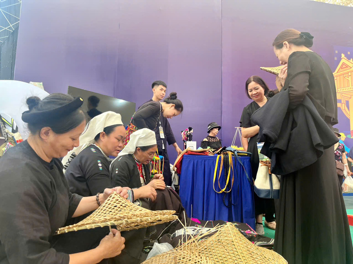 Trải nghiệm làm đồ thủ công tại gian hàng. (Ảnh: Hoàng Dung).