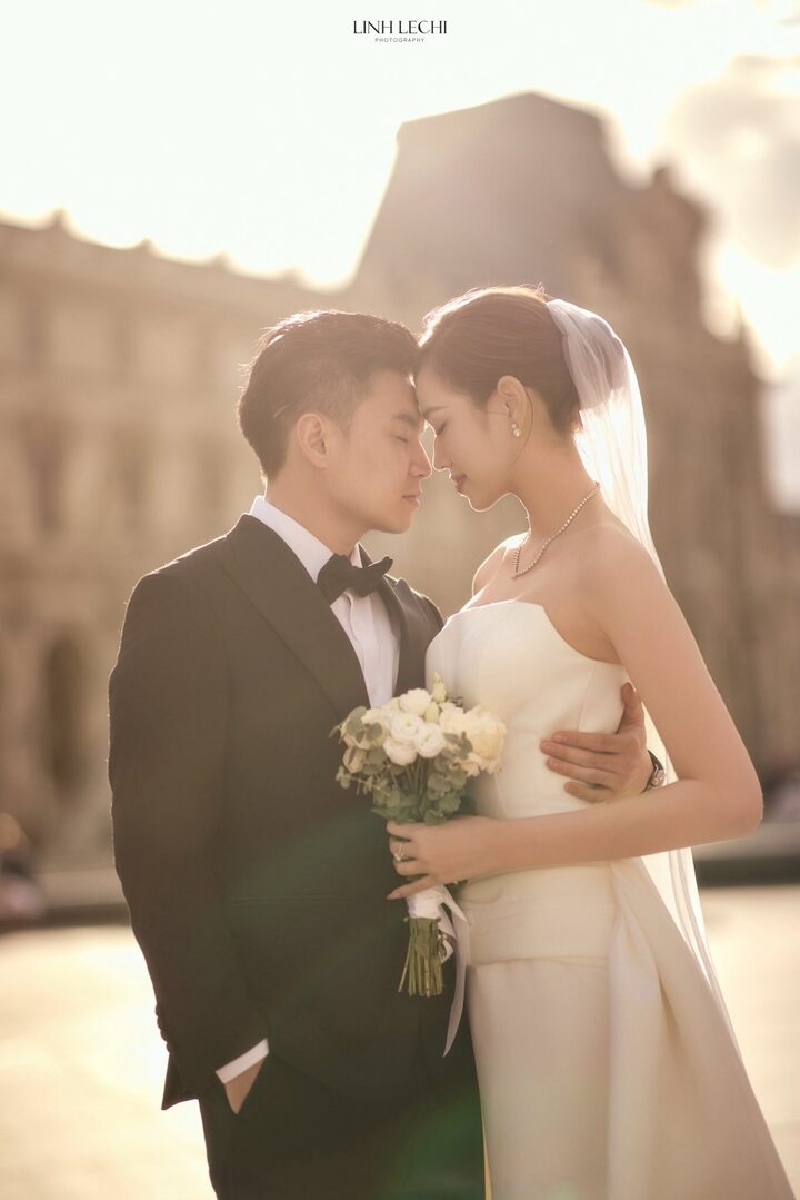 Bộ ảnh của vợ chồng Đỗ Thị Hà nhanh chóng hút hàng trăm nghìn lượt thích, hàng nghìn bình luận. Nhiều khán giả và bạn bè của hoa hậu khen những khung hình "lãng mạn như phim điện ảnh".