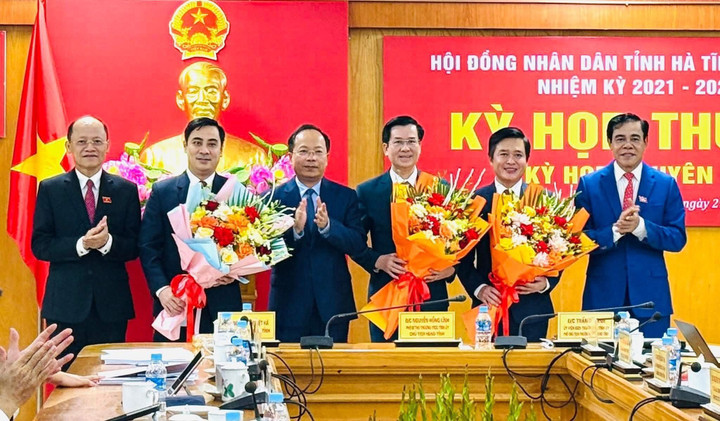 Lãnh đạo tỉnh Hà Tĩnh tặng hoa chúc mừng Chánh Văn phòng UBND tỉnh Trần Viết Hải, Giám đốc Sở KH-CN Lê Thành Đông, Chánh Thanh tra tỉnh Nguyễn Thanh Điện. (Ảnh: HT)