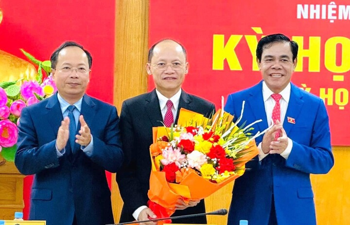 Bí thư Tỉnh ủy Nguyễn Duy Lâm và Chủ tịch UBND tỉnh Võ Trọng Hải tặng hoa chúc mừng tân Chủ tịch HĐND tỉnh Nguyễn Hồng Lĩnh.