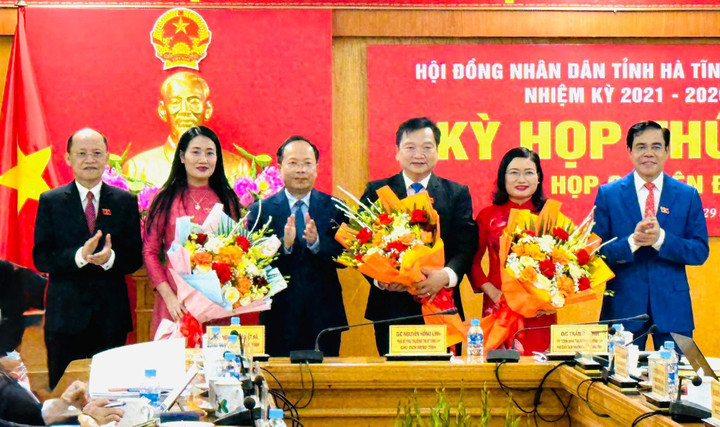 Lãnh đạo tỉnh Hà Tĩnh tặng hoa chúc mừng tân Phó Chủ tịch HĐND tỉnh Nguyễn Thị Việt Hà, 2 Phó Chủ tịch UBND tỉnh Hồ Huy Thành và Nguyễn Thị Nguyệt