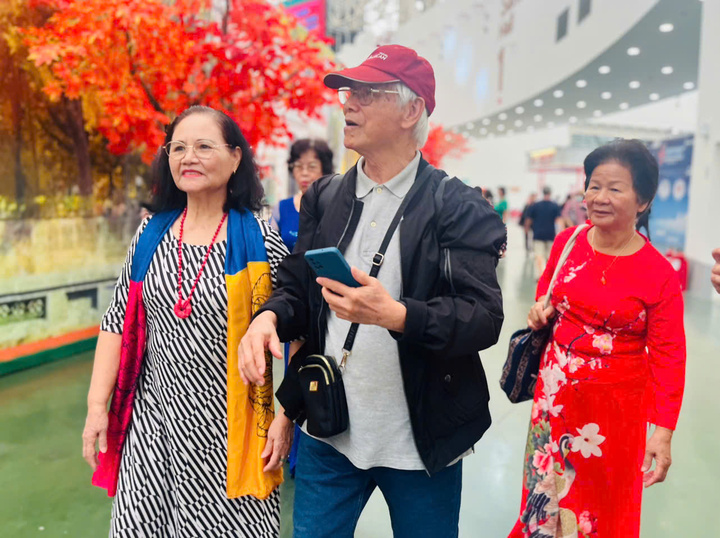 Du khách hào hứng với không gian quy mô của hội chợ. (Ảnh: Hoàng Dung).