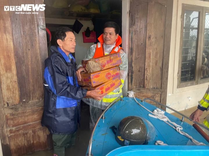 Tại những căn nhà còn ngập trong nước lũ, đoàn công tác trao tận tay bà con những phần quà thiết yếu, chia sẻ phần nào khó khăn do cơn lũ dữ gây ra.