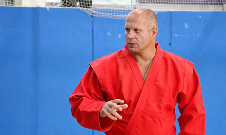 Fedor Emelianenko là nhà vô địch thế giới sambo chiến đấu 4 lần, nhà vô địch quốc gia sambo chiến đấu 7 lần. Ông cũng là võ sĩ MMA nổi tiếng của Nga