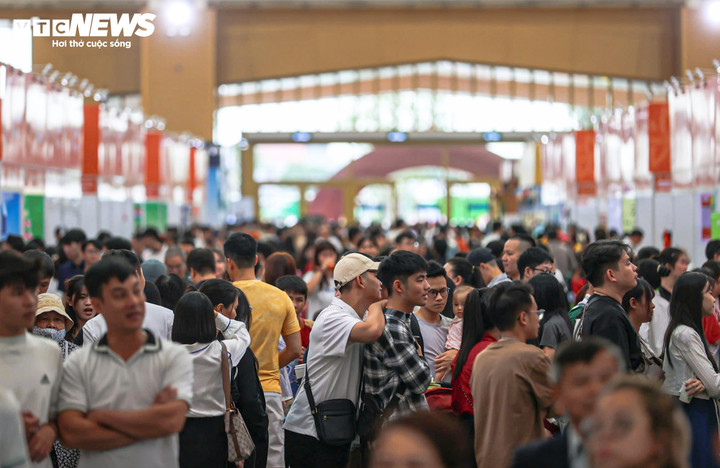 Người dân trải nghiệm không gian Hội chợ Mùa thu lần thứ Nhất - năm 2025. (Ảnh: Viên Minh)