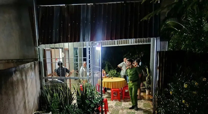 Gia đình và chính quyền địa phương lo hậu sự cho cháu Đ. (Ảnh: Người dân cung cấp)