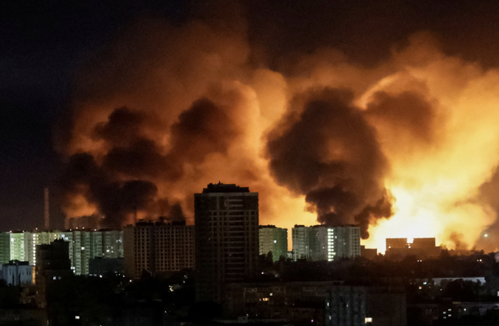 Khói lửa bốc lên tại thủ đô Kiev, Ukraine, trong cuộc tập kích của Nga đêm 24/5. (Ảnh: Reuters)