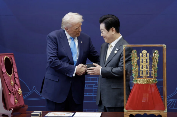 Tổng thống Mỹ Donald Trump và Tổng thống Hàn Quốc Lee Jae-myung. (Ảnh: EPA)