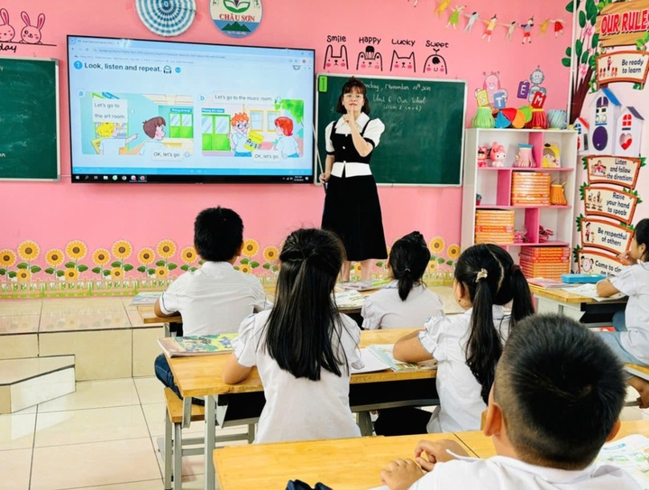 លោកស្រី Le Thi Thanh Huyen និងសិស្សសាលាបឋមសិក្សា Chau Son (Ba Vi, Hanoi) ក្នុងថ្នាក់ភាសាអង់គ្លេស (រូបថត៖ Education and Times)