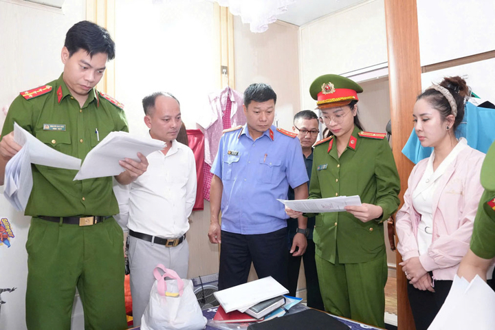 Cơ quan cảnh sát điều tra Công an tỉnh Lào Cai khám xét nơi ở, nơi làm việc của Doãn Thị Lệ Xuân. (Ảnh: CACC)