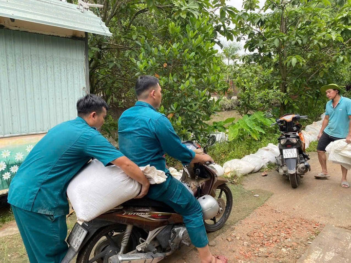 Người dân TP.HCM cùng chính quyền đắp đê bao, phòng ngừa ngập lụt.