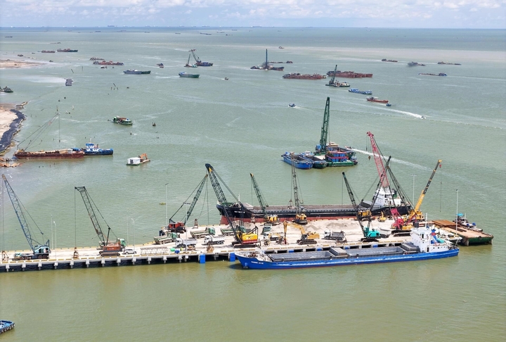 Dự án siêu đô thị lấn biển và hạ tầng đang làm thay đổi bộ mặt Cần Giờ. (Ảnh: Lương Ý)
