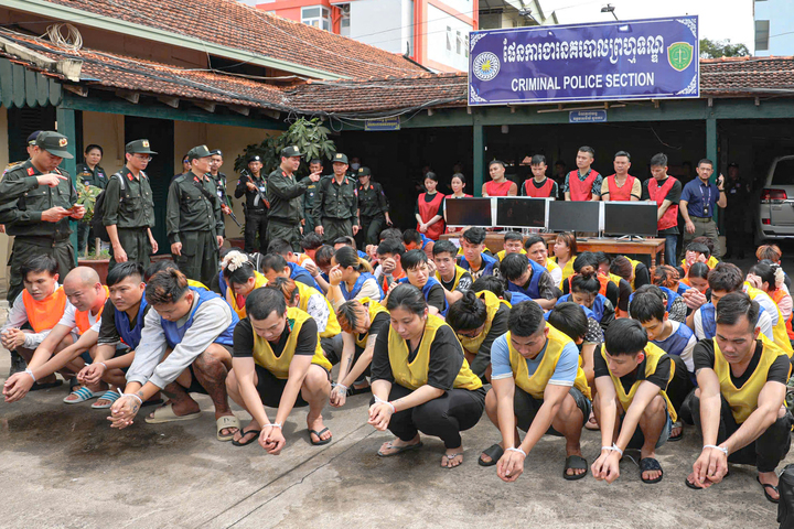 Nhóm lừa đảo qua mạng tại Campuchia thời điểm bị bắt giữ. (Ảnh: CACC)