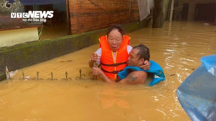 Cứu hộ người già tại phường Kim Long (TP Huế), nơi mực nước từ 1,5 đến 2m.