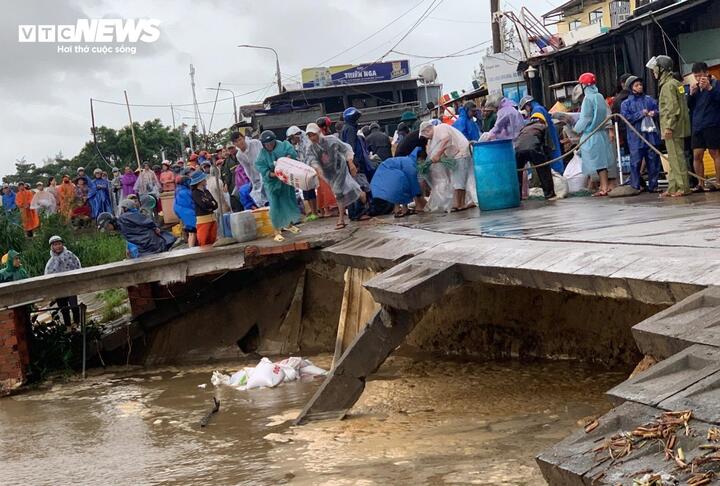 Những ngày qua, nước lũ trên sông Thu Bồn chảy xiết, kết hợp với triều cường đã phá vỡ tuyến kè biển bờ nam Cửa Đại (thuộc xã Duy Nghĩa).