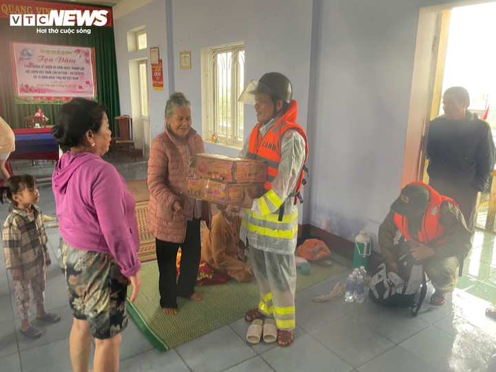 Công an TP Huế suốt ngày đêm kề vai sát cánh cùng người dân trong mưa lũ - 11