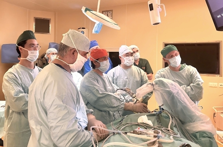 PGS.TS Đồng Văn Hệ trực tiếp mổ thị phạm 3 ca bệnh.