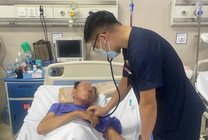 Nhân viên y tế kiểm tra sức khoẻ cho bệnh nhân đột quỵ.