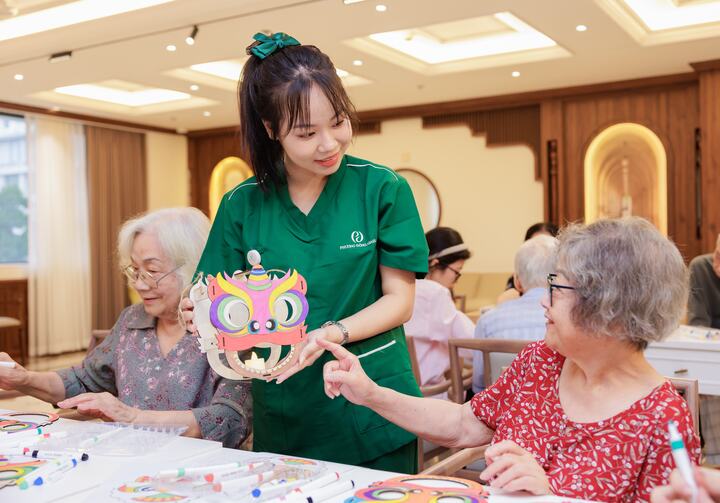 Các hoạt động câu lạc bộ bổ ích mang đến sự gắn kết và niềm vui tuổi già.