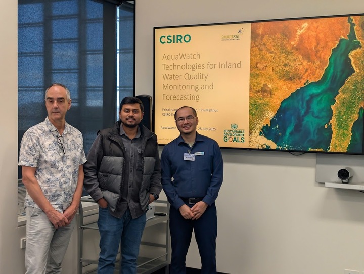 លោកបណ្ឌិត ឌុយ និងសហការីបានណែនាំបច្ចេកវិទ្យា AquaWatch ដល់ក្រសួងកសិកម្ម និងបរិស្ថាន (វៀតណាម)។