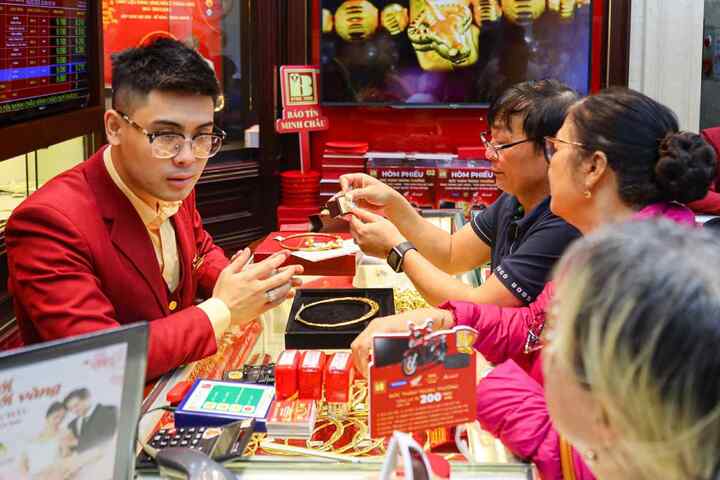 Người dân nếu muốn tích trữ có thể tranh thủ lúc giá vàng giảm mạnh để mua, nhưng không nên