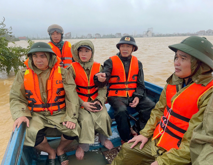 Lực lượng chức năng xã Đan Điền tổ chức tìm kiếm người mất tích.