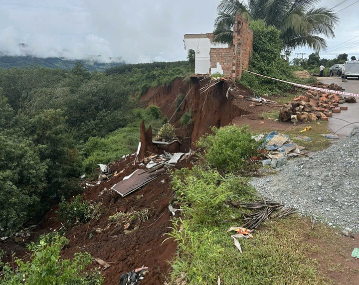 Tuyến đường vào Trạm OPY 500kV bị sạt lở.