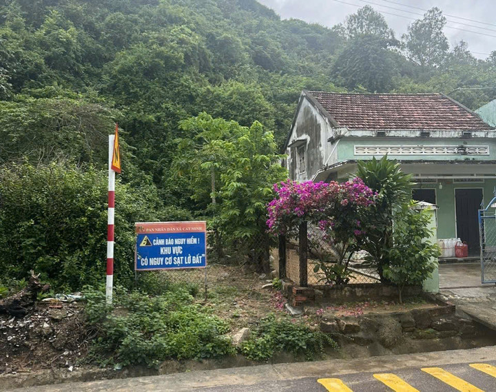 Chính quyền xã Đề Gi cắm biển cảnh báo sạt lở, sơ tán 15 hộ dân đến nơi an toàn.