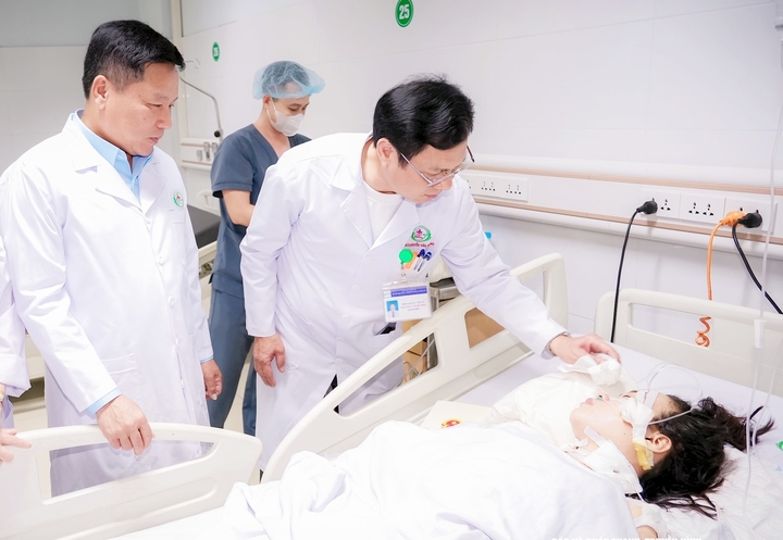 Nhân viên y tế Bệnh viện Sản Nhi Nghệ An bị hành hung dẫn đến chấn thương nặng.