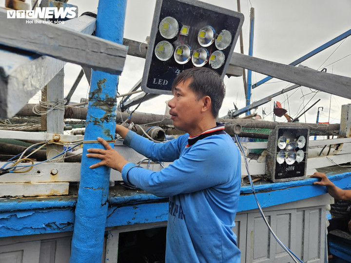 Ông Kín kể lại sự viêc khi bị tàu lạ hành hung.
