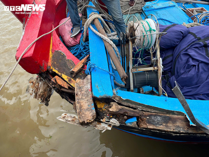 Tàu ông Kín bị tàu lạ va dập, hư hỏng.