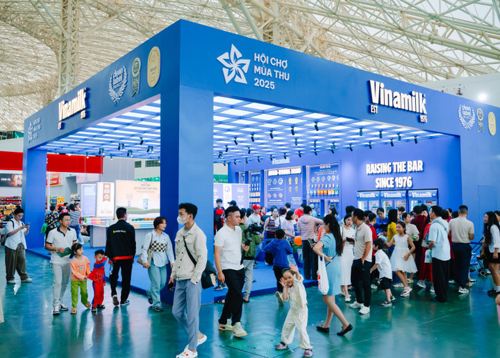 Gian hàng Vinamilk nổi bật, thu hút người tiêu dùng tại Hội chợ Mùa Thu 2025. (Ảnh: Vi Nam)