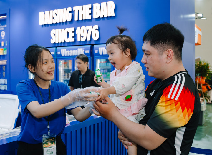 Người tiêu dùng được mời thưởng thức các sản phẩm mới của Vinamilk. (Ảnh: Vi Nam)