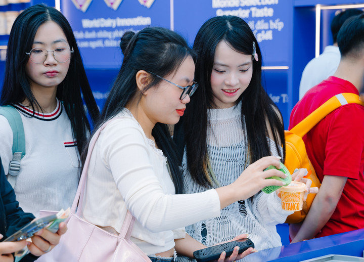 Các bạn trẻ thích thú trải nghiệm những vị kem Vinamilk mát lành. (Ảnh: Vi Nam)