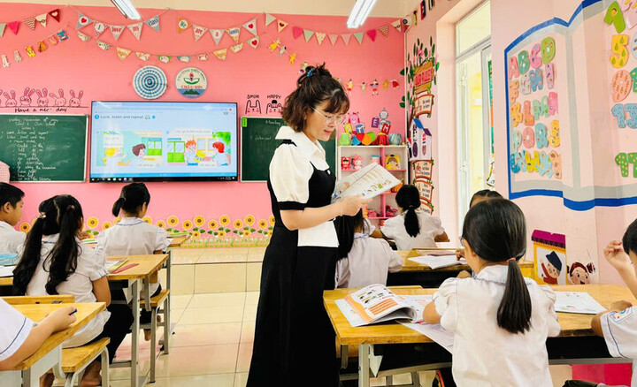 លោកស្រី Le Thi Thanh Huyen និងសិស្សានុសិស្សក្នុងថ្នាក់ភាសាអង់គ្លេស (រូបថត៖ Education and Times)