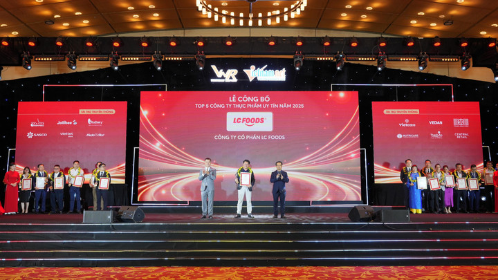 Ông Lê Văn Sơn - Phó Tổng Giám đốc thường trực Công ty CP LC Foods - nhận vinh danh top 5 Thực phẩm uy tín Việt Nam - Ngành Thực phẩm chế biến sẵn ngày 28/10/2025 ( Ảnh: Vietnam Report)