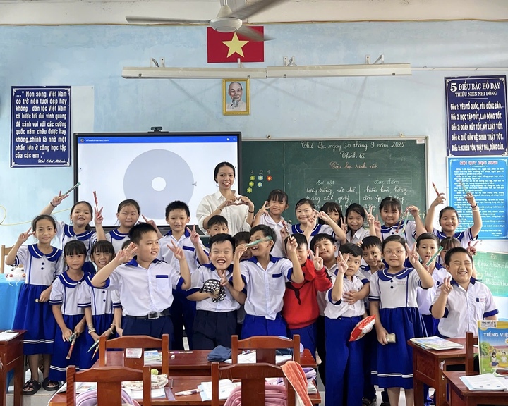 ক্যাম নুং এবং ছাত্ররা ঘনিষ্ঠভাবে ছবি তুলছেন। (ছবি: এনভিসিসি)