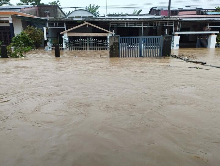 Trên địa bàn thành phố ghi nhận 6 người chết, 4 người mất tích, 11 người bị thương do mưa lũ. Số hộ dân ngập do mưa lớn là 66.813 hộ; 10 xã bị cô lập hoàn toàn; 29 xã, phường bị ngập nặng. Công tác sơ tán được triển khai khẩn trương, với 4.835 hộ, 15.886 người được di dời khỏi vùng nguy hiểm.