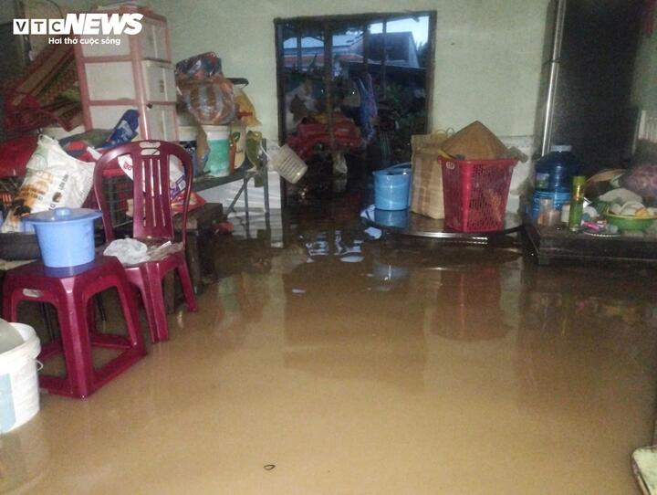 Ngày 29/10, nhiều địa phương trên địa bàn TP Đà Nẵng vẫn đang chìm trong biển nước khi mực nước lũ có dấu hiệu tiếp tục dâng cao.