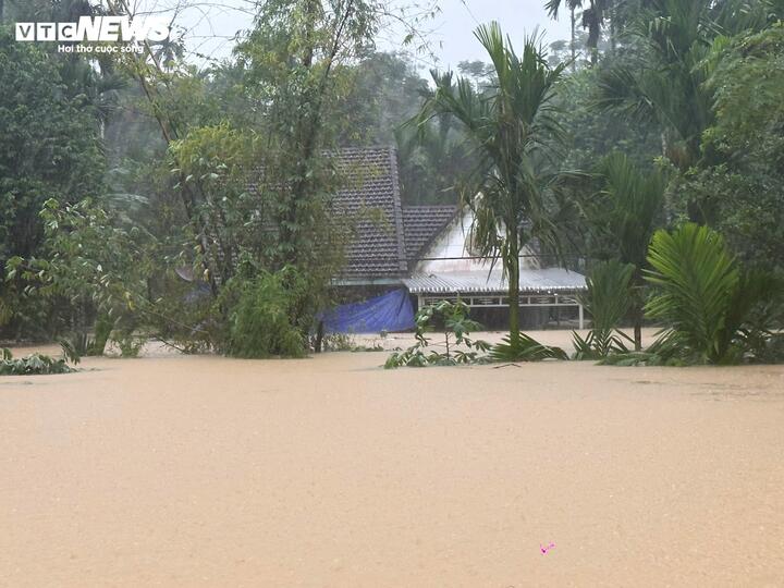 Nhiều thôn ở xã Lãnh Ngọc, TP Đà Nẵng, ngập sâu khoảng 2m.