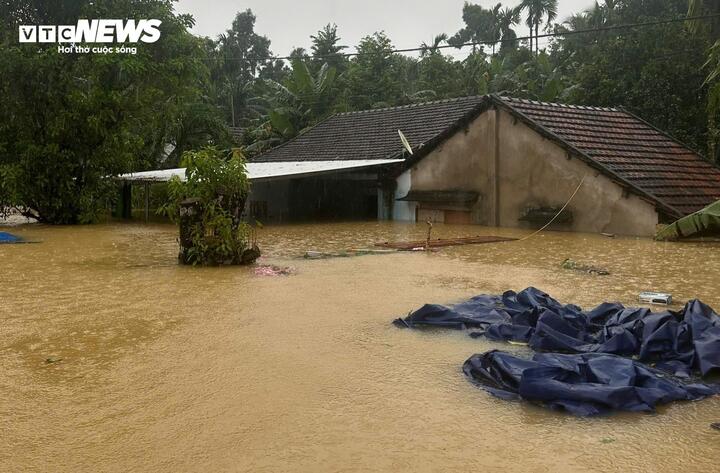 Một nhà dân ở Lãnh Ngọc bị nước bủa vây và hiện tại đang tịnh tiến lên tới nóc. Các hộ dân ở khu vực này đã được sơ tán đến nơi an toàn.