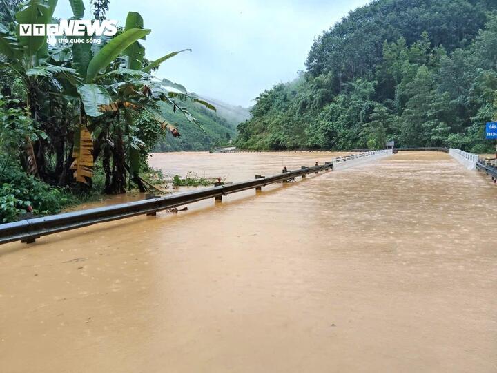 Nhiều tuyến đường ở miền núi Đà Nẵng cũng bị lũ nhấn chìm. Trong ảnh là tuyến đường Hồ Chí Minh thuộc địa phận xã A Vương bị ngập sâu khiến giao thông chia cắt.