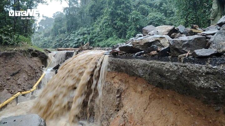 Mưa lớn kéo dài đã gây sạt lở nghiêm trọng trên tuyến đường Hồ Chí Minh qua đèo Lò Xo, nối địa phận TP Đà Nẵng và tỉnh Quảng Ngãi.