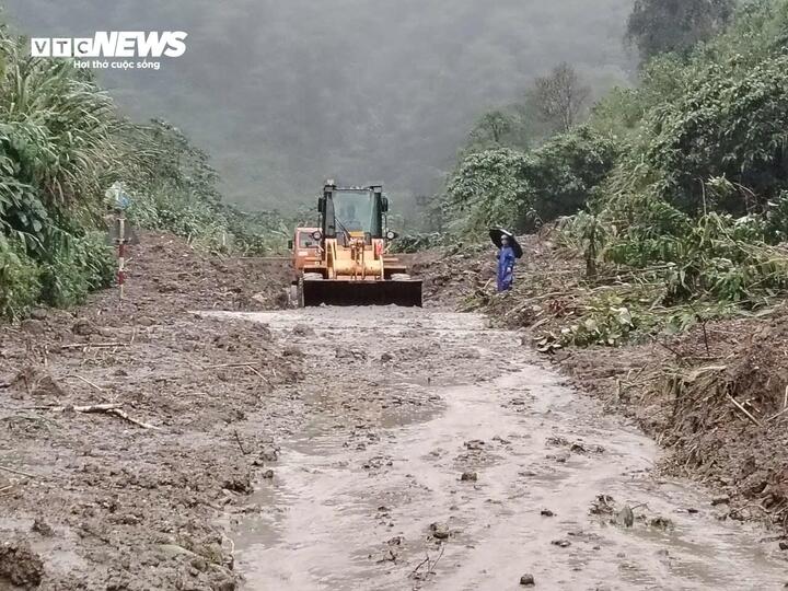 Tính đến sáng 29/10, trên tuyến đèo Lò Xo xuất hiện hơn 30 vị trí sạt lở nghiêm trọng, trong đó có hơn 27 vị trí tắc đường, với 14 vị trí đang tắc đường hoàn toàn. Hiện các đơn vị vẫn đang túc trực tại hiện trường để nỗ lực triển khai dọn đất, đá sạt lở, phấn đấu thông xe trong thời gian sớm nhất.