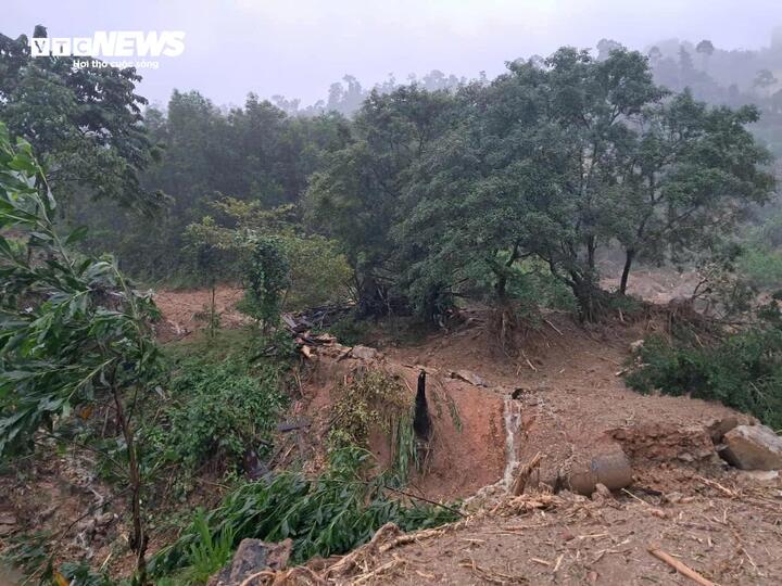 Tại xã Trà Tân, sạt lở đã vùi lấp 18 nhà dân. Riêng khu vực nóc Ông Yên, 11 ngôi nhà bị cuốn trôi. Hơn 30 điểm sạt lở xảy ra trên địa bàn, nhiều đoạn Quốc lộ 40B và các tuyến đường liên xã bị hư hỏng, chia cắt, đặc biệt thôn Sông Y hiện vẫn bị cô lập hoàn toàn.