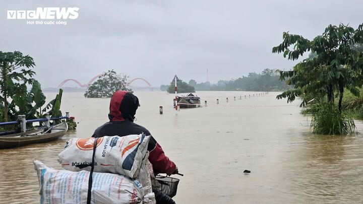 Theo báo cáo nhanh của Chi cục Thủy lợi (Sở NN&MT tỉnh Quảng Ngãi), toàn tỉnh tiếp tục xảy ra mưa to đến rất to. Lượng mưa đo được dao động từ 310mm - 930mm. Tại trung tâm tỉnh Quảng Ngãi, mưa lớn gây ngập úng cục bộ tại các tuyến đường ở phường Nghĩa Lộ, Cẩm Thành, Trương Quang Trọng. Mức ngập từ 0,4 đến 0,8 m.