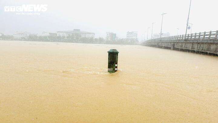 Tại Quảng Ngãi, trong hôm nay, mưa lớn kéo dài khiến mực nước trên các sông lên nhanh, nhiều nơi nước lũ vượt báo động 3, xấp xỉ đỉnh lũ lịch sử năm 1999, 2013