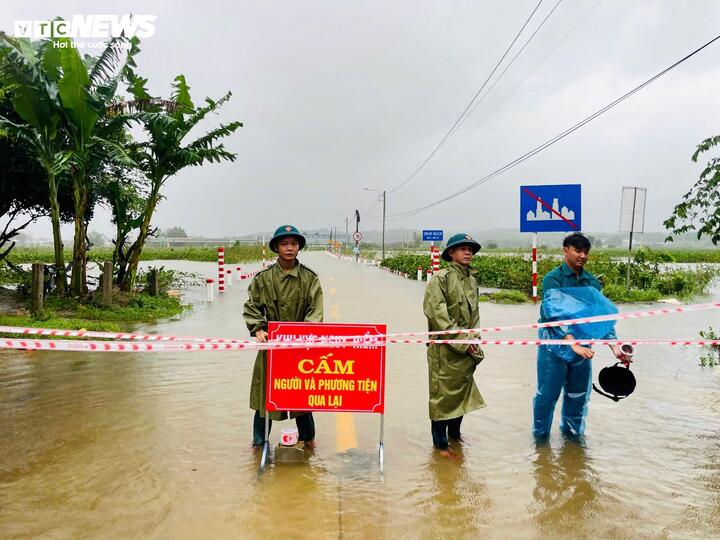 Các địa phương đang khẩn trương triển khai phương án ứng phó, đảm bảo an toàn cho người dân và tài sản trước nguy cơ lũ tiếp tục dâng cao.